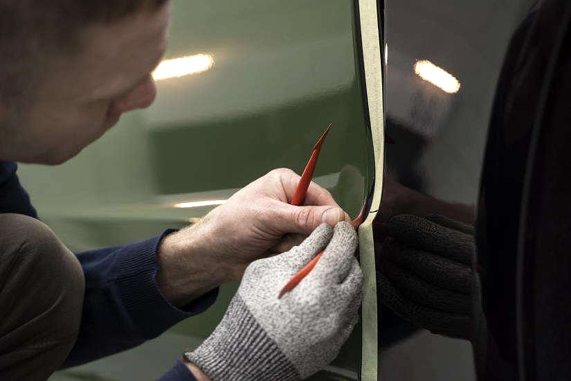 Cam Reklam Yapışkanı Nasıl Çıkarılır?