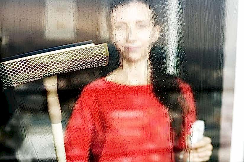 Camdaki Reklam Bantları Nasıl Temizlenir?