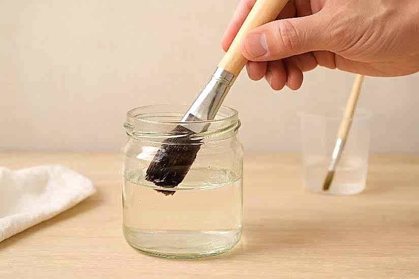 Vernikli Fırça Nasıl Temizlenir?